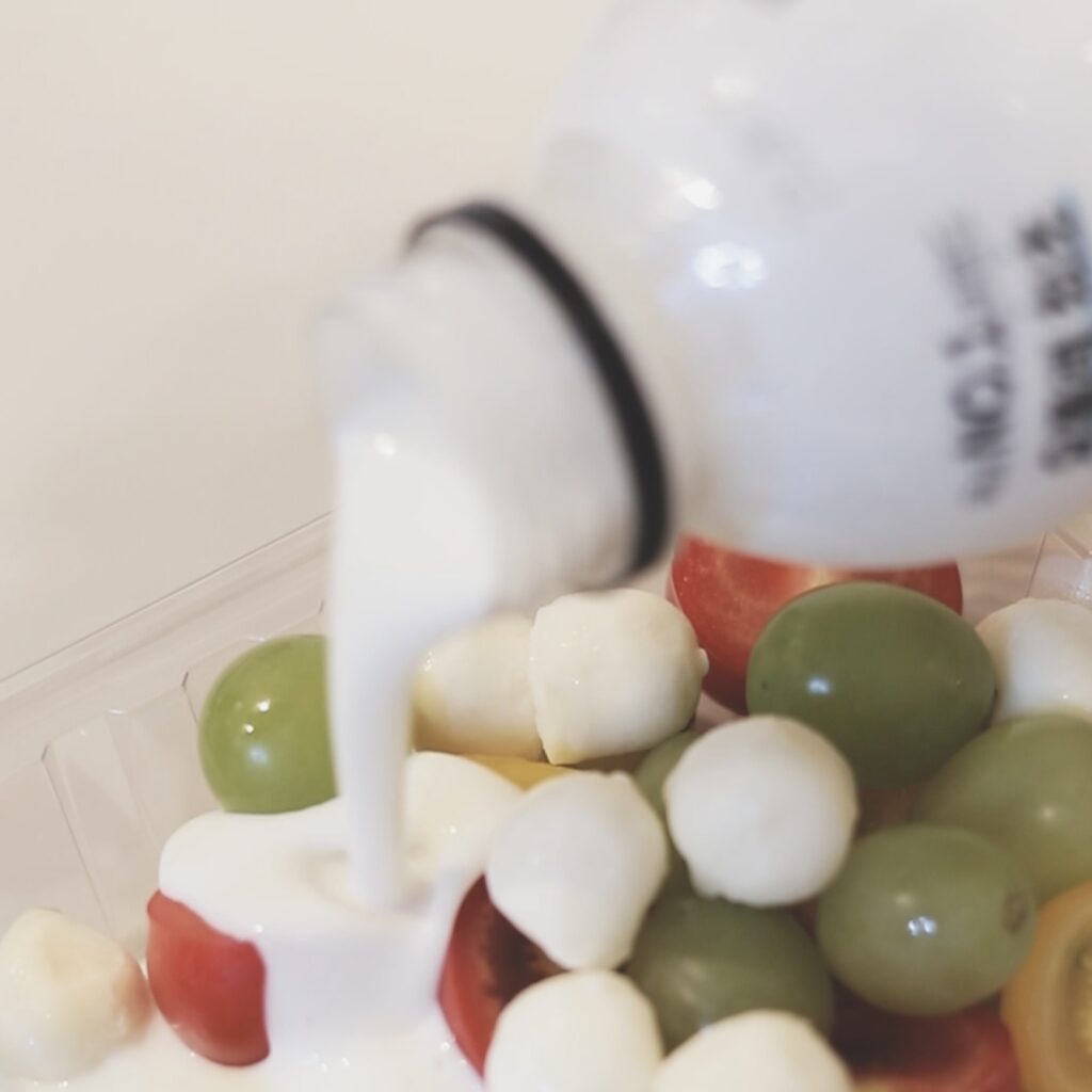 그릇에 담겨진 과일 위에 무가당 플레인 요거트를 올리는 모습