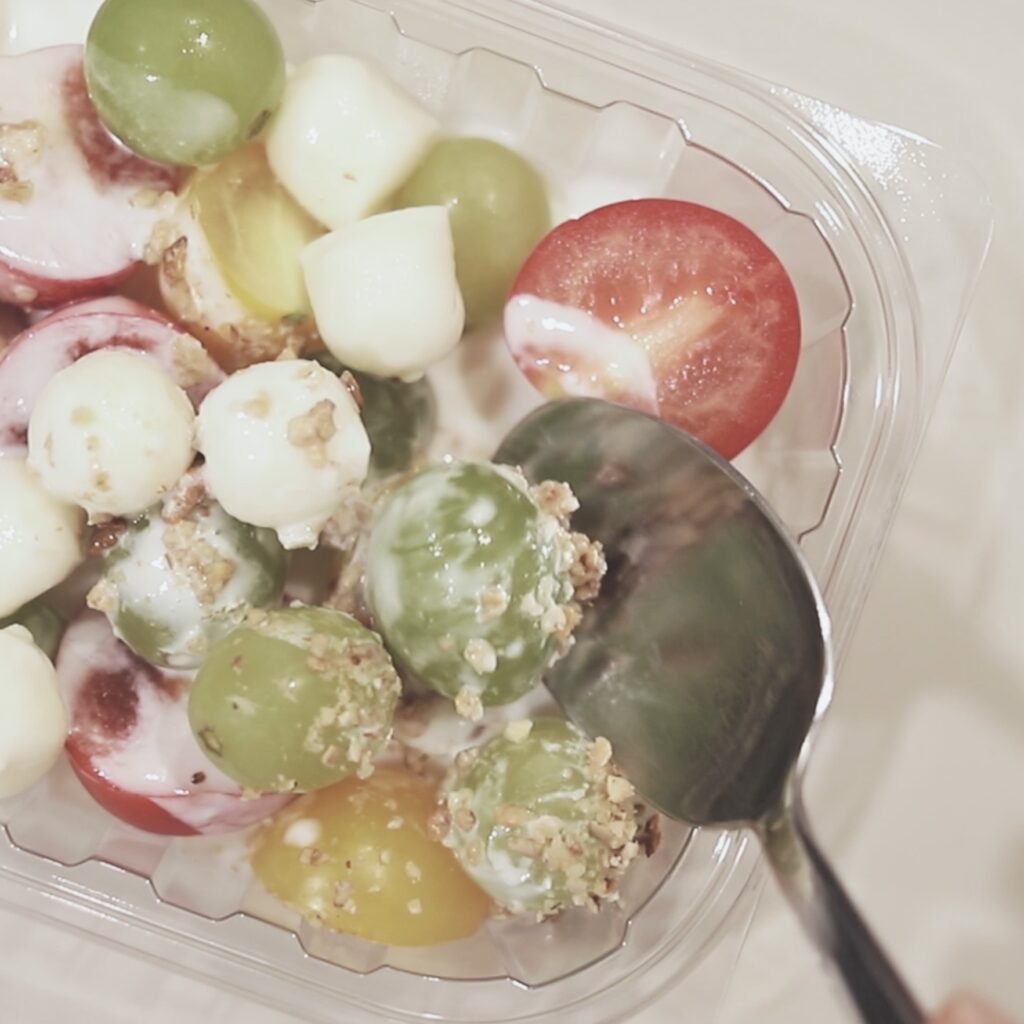 완성 된 무가당 플레인 요거트를 스푼으로 뜨는 모습