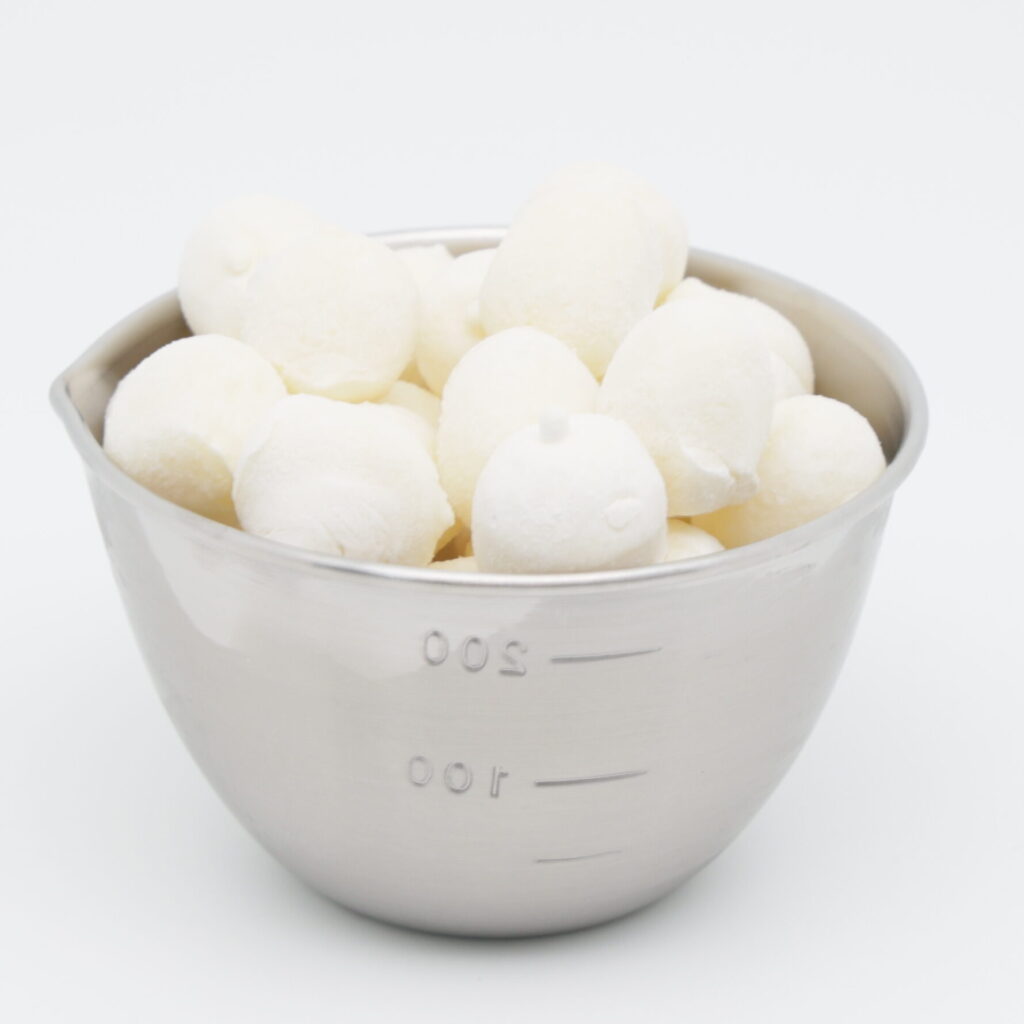 스테인리스 볼에 보코치니가 담긴 모습