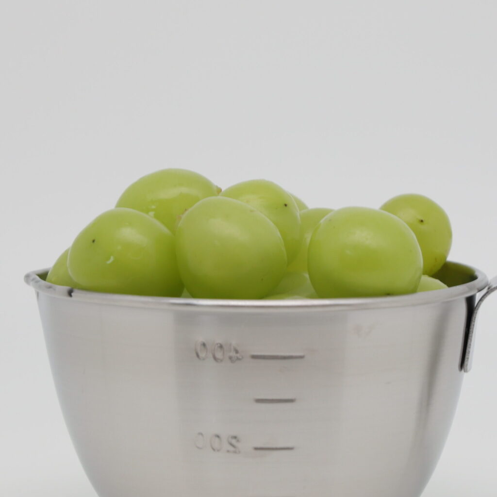 스테인리스 볼에 샤인머스켓이 담긴 모습