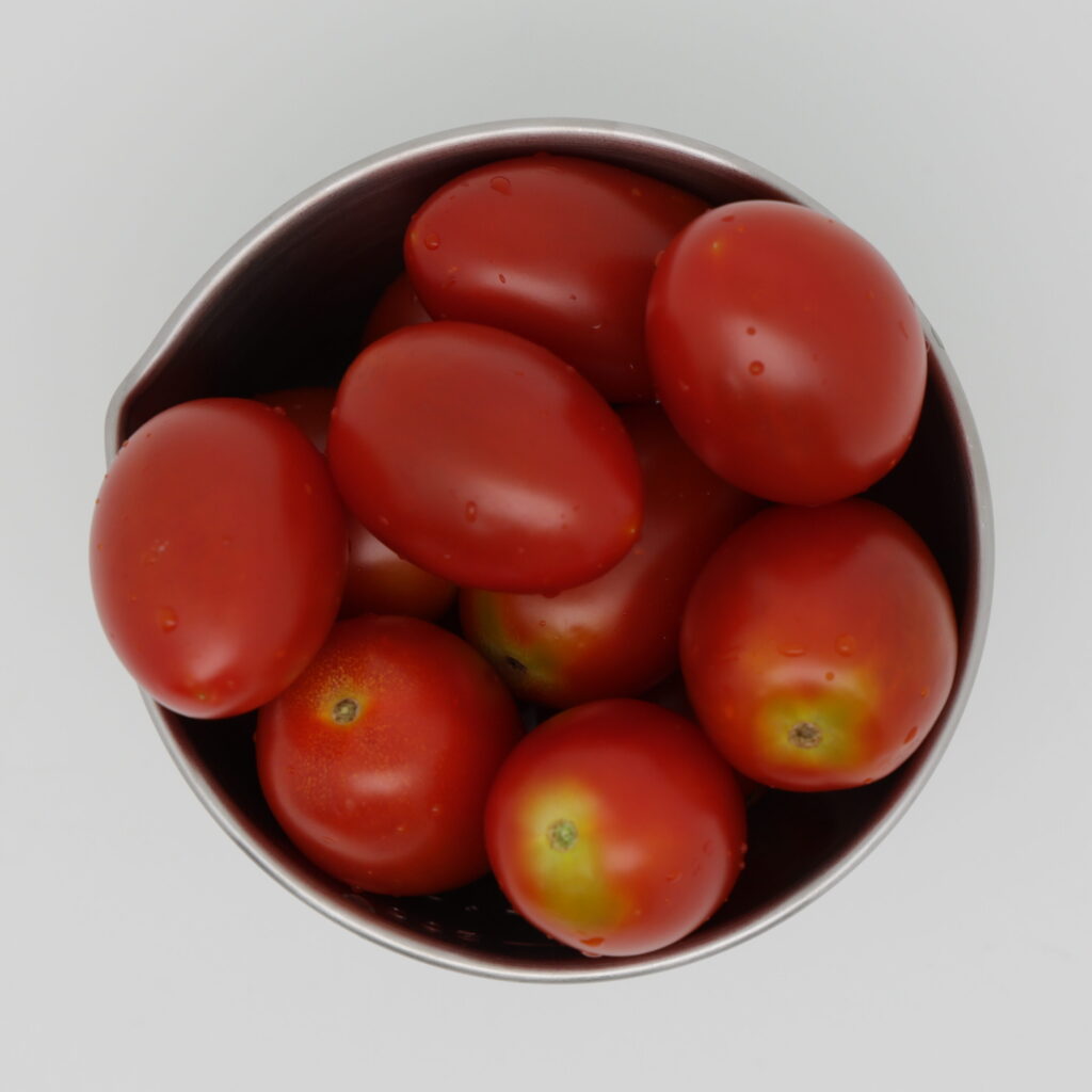 스테인리스 볼에 방울토마토가 담긴 모습