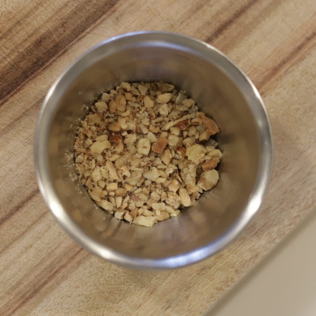 스테인리스 볼에 견과류가 담긴 모습